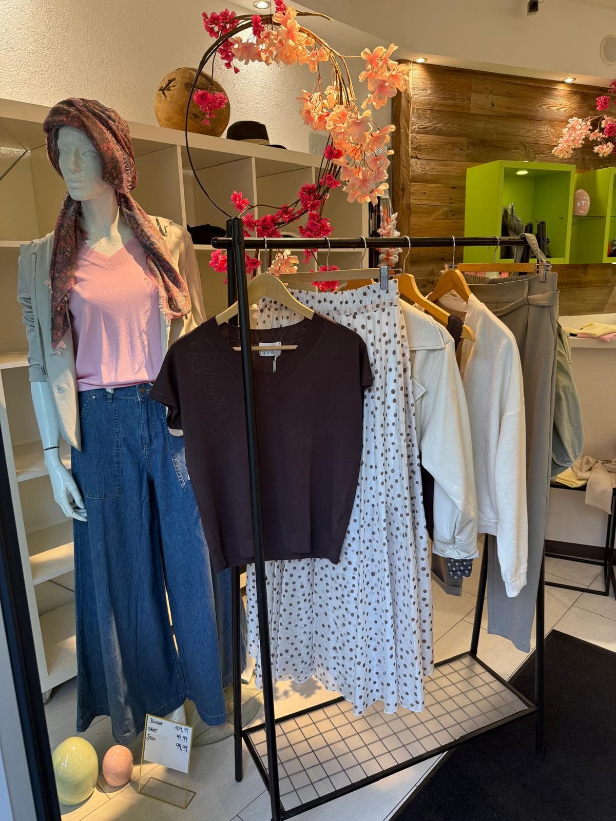 Outfits auf einem Kleiderständer bei DRESS by Manu in Oetz