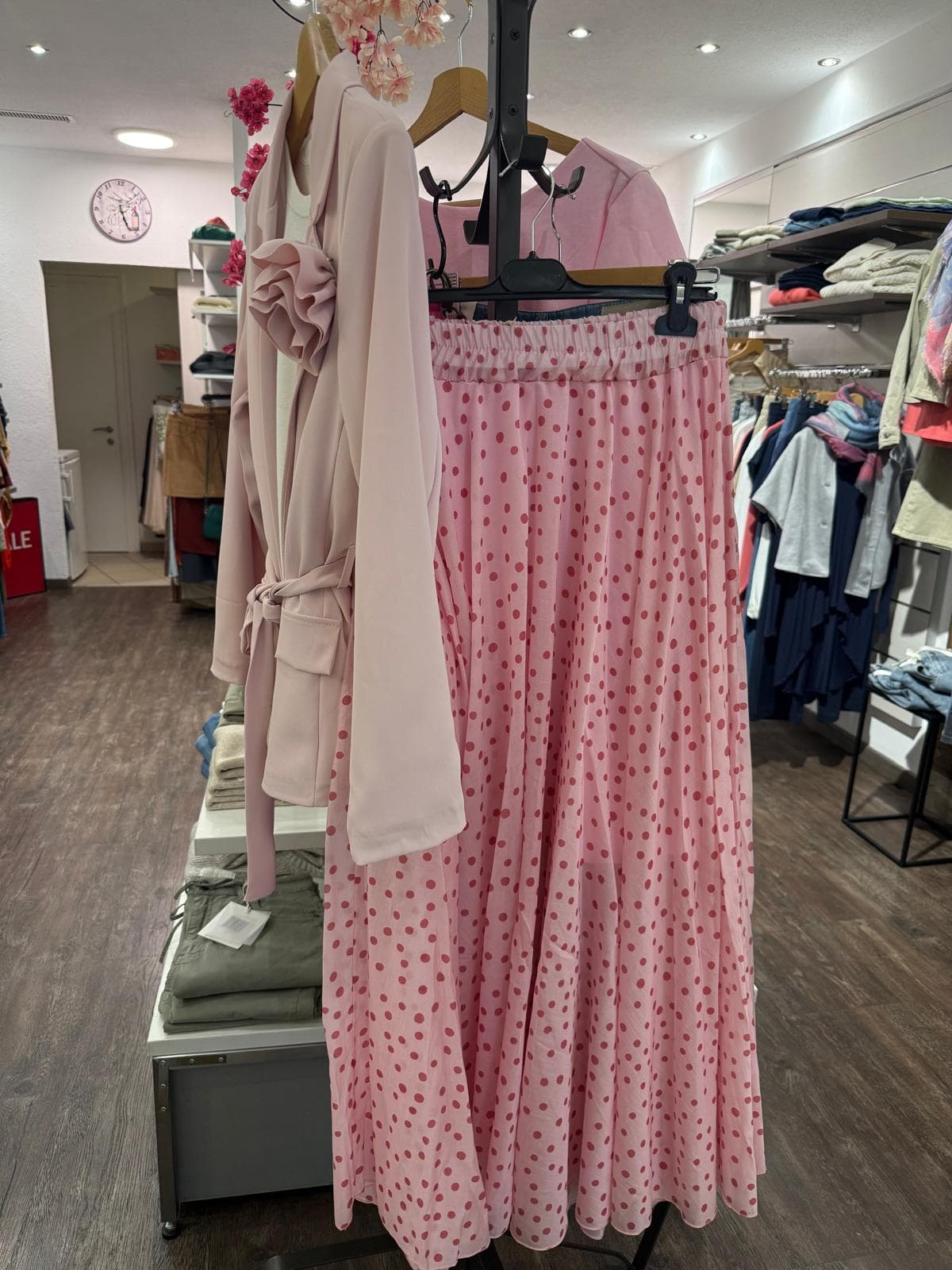 Rosa Rock und helle Strickteile bei DRESS by Manu