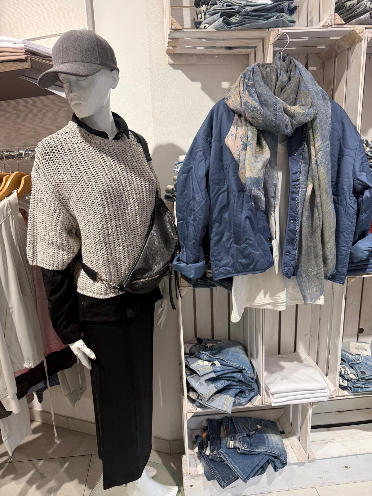 Mannequin mit Strickpullover und Jeansjacke bei DRESS by Manu