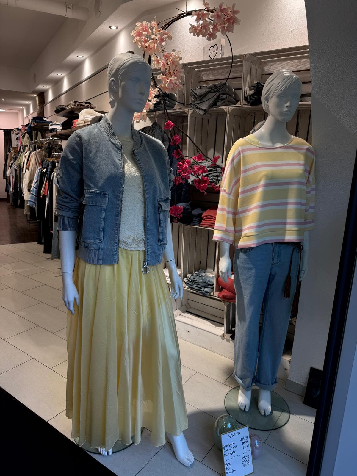 Mannequins mit Denim und gelbem Rock im Geschäft von DRESS by Manu