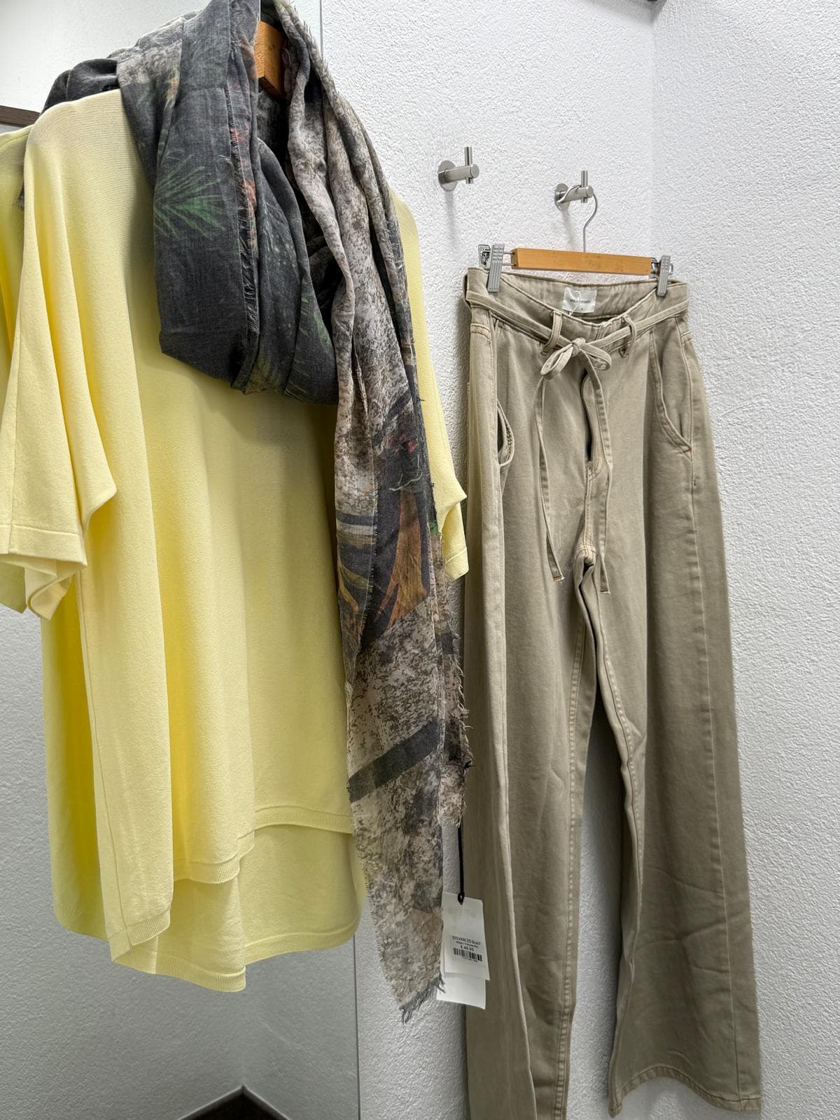 Gelbe Bluse mit Hose und Schal bei DRESS by Manu