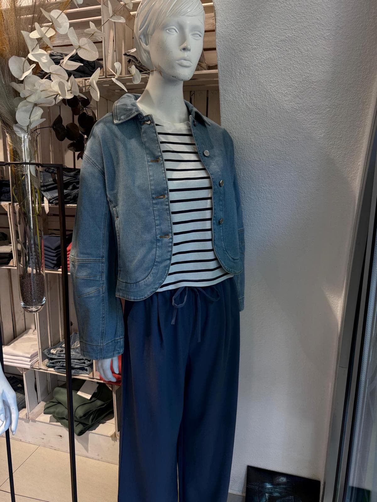 Gestreifter Look mit Jeansjacke an einer Mannequin bei DRESS by Manu