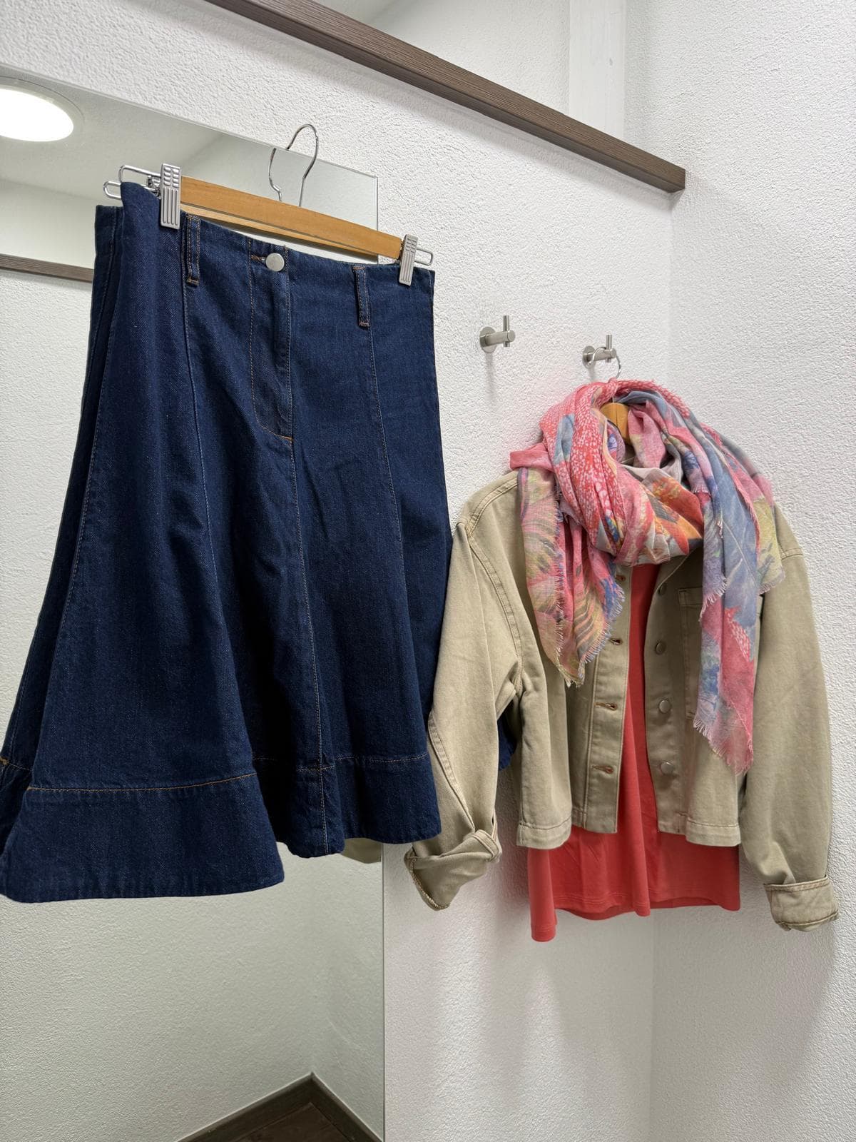 Dunkelblaue Hose mit buntem Schal bei DRESS by Manu