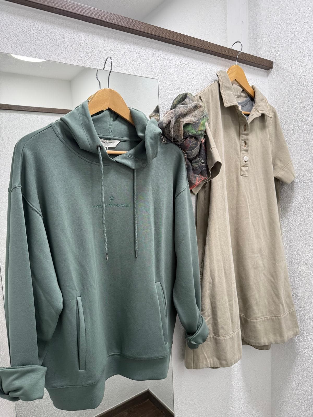 Mintfarbener Hoodie und helle Jacke bei DRESS by Manu