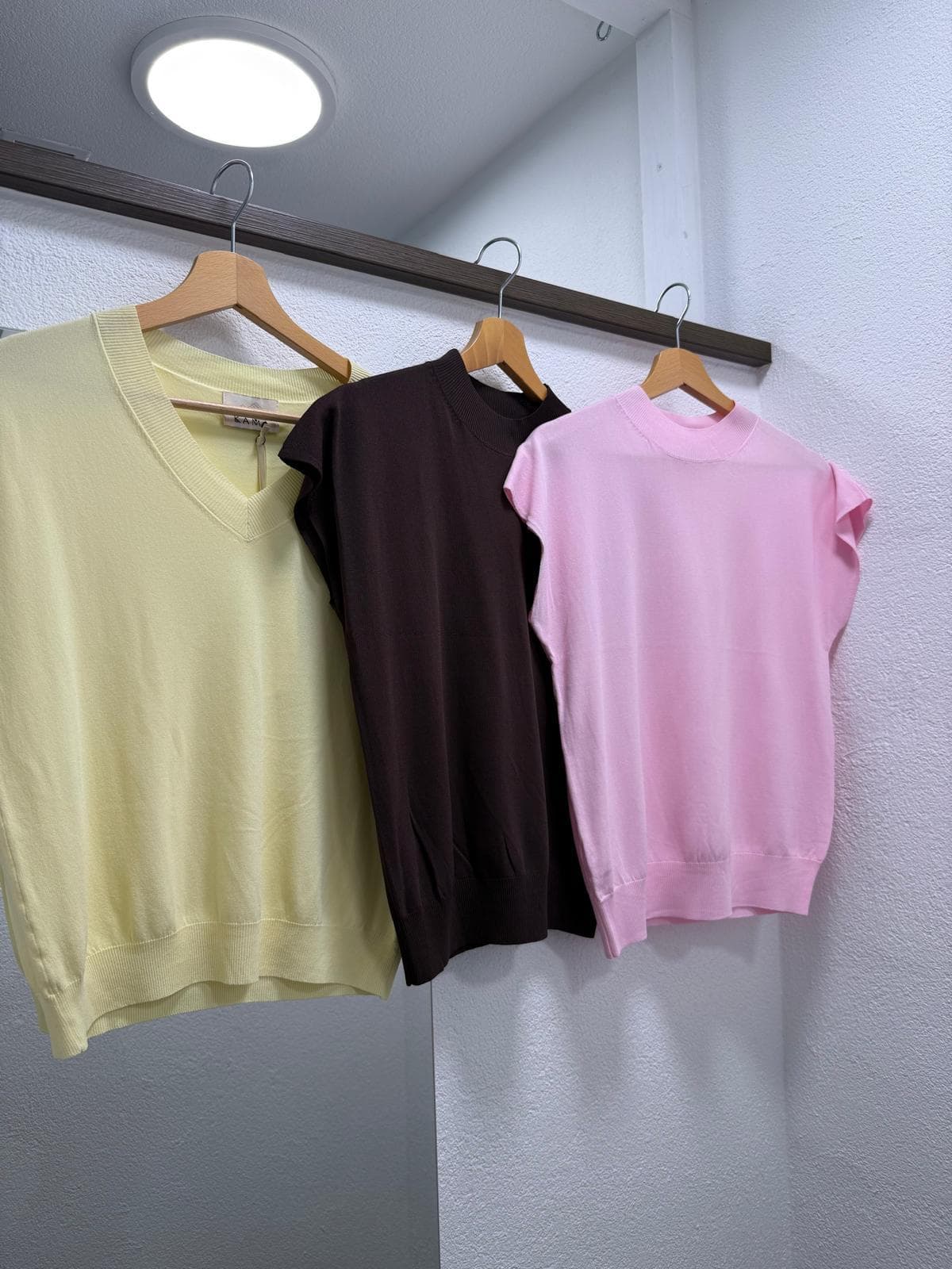 Oberteile in Gelb, Schwarz und Rosa bei DRESS by Manu