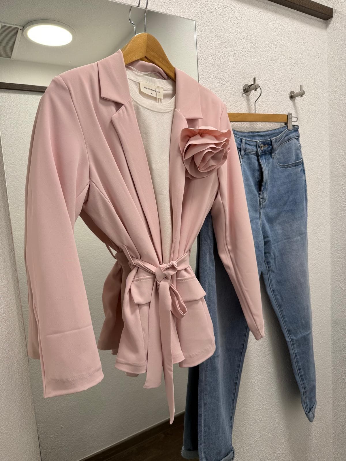 Rosa Blazer mit Jeans bei DRESS by Manu