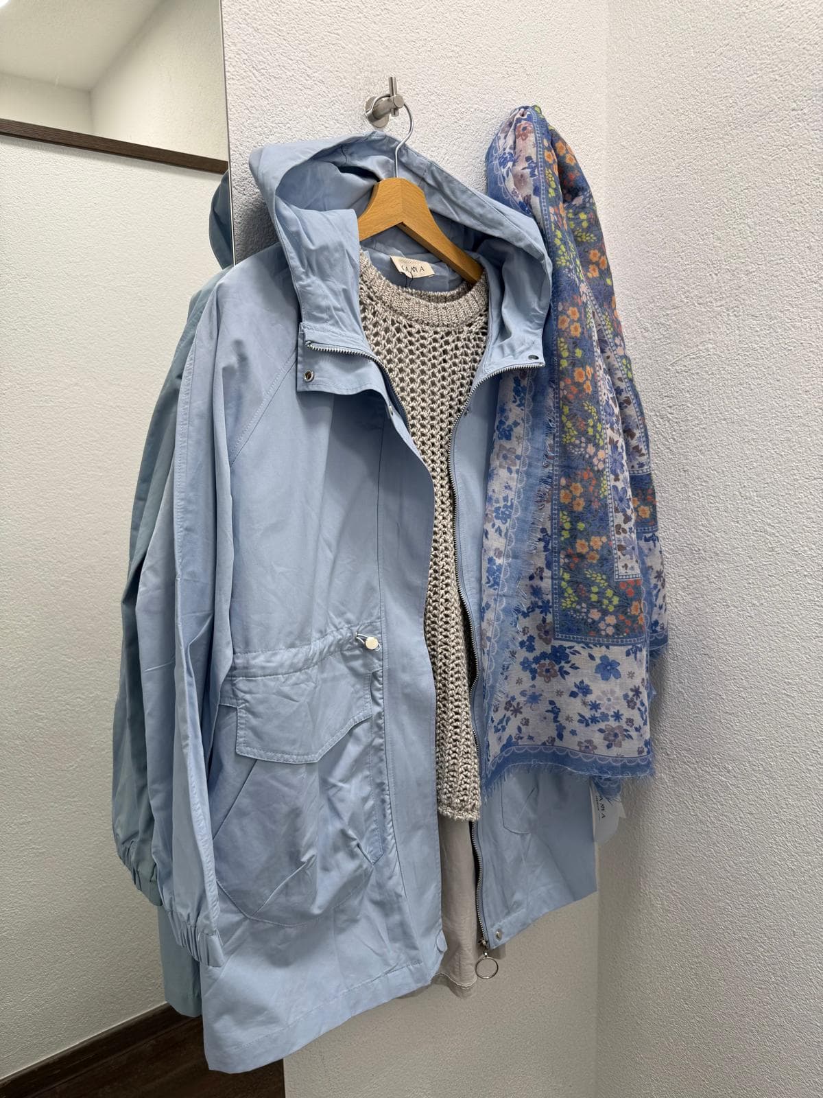 Jeansjacke mit blauem Schal bei DRESS by Manu