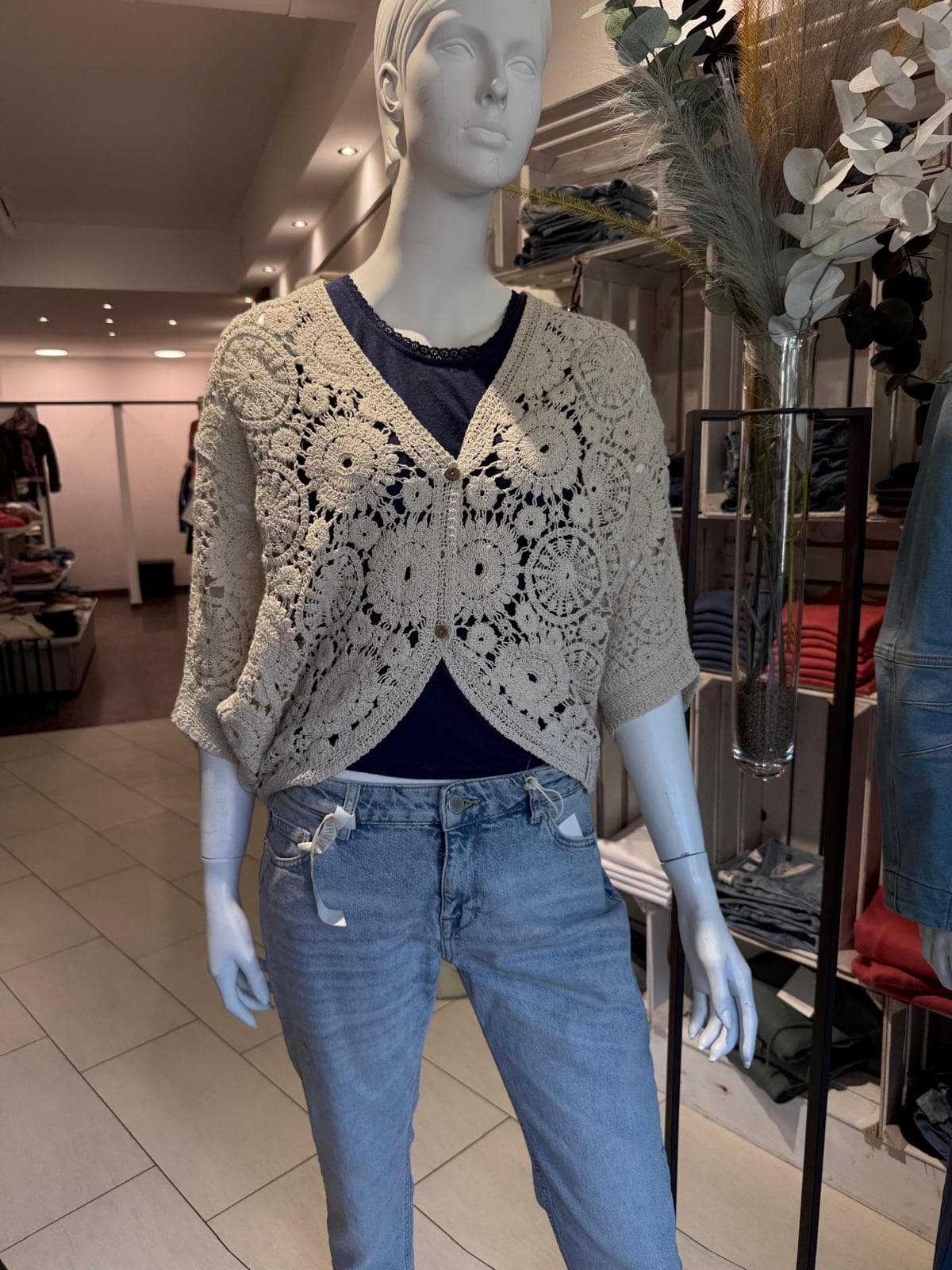 Mannequin mit Spitzenoberteil und Jeans bei DRESS by Manu