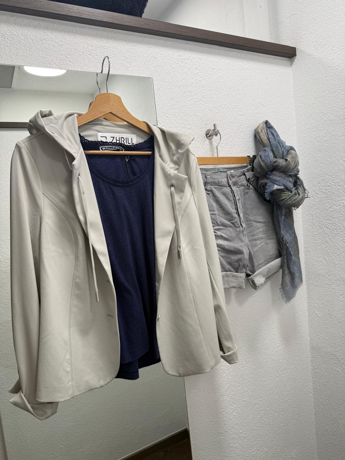 Blazer-Look mit Short, Top und Schal bei DRESS by Manu