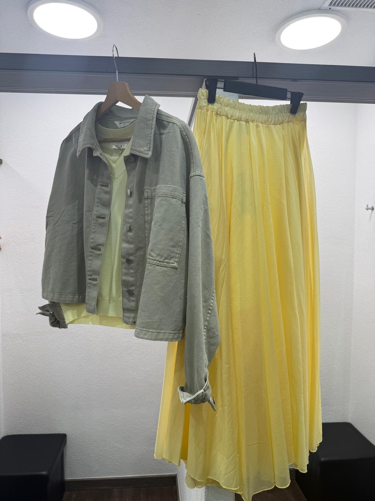Gelber Sommerlook mit Jacke, Shirt und Rock bei DRESS by Manu