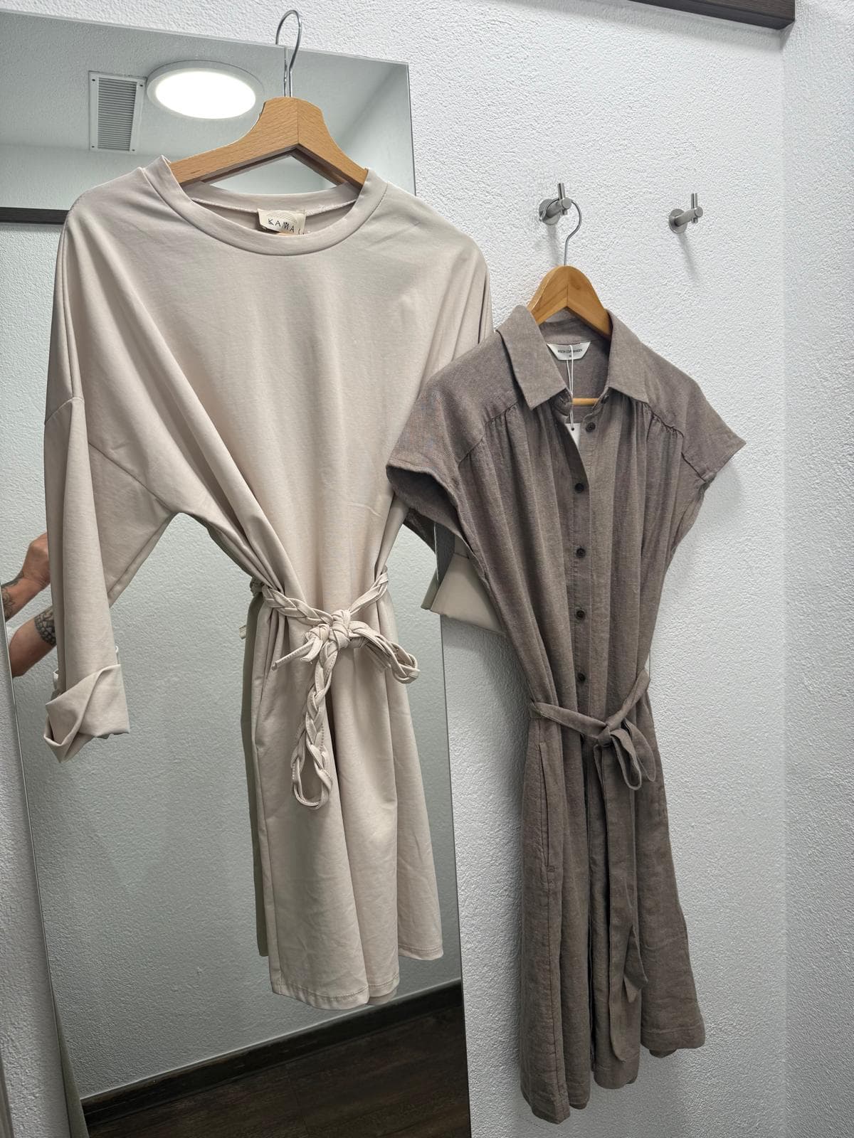 Natürliche Leinenkleider in Beige und Braun bei DRESS by Manu in Oetz