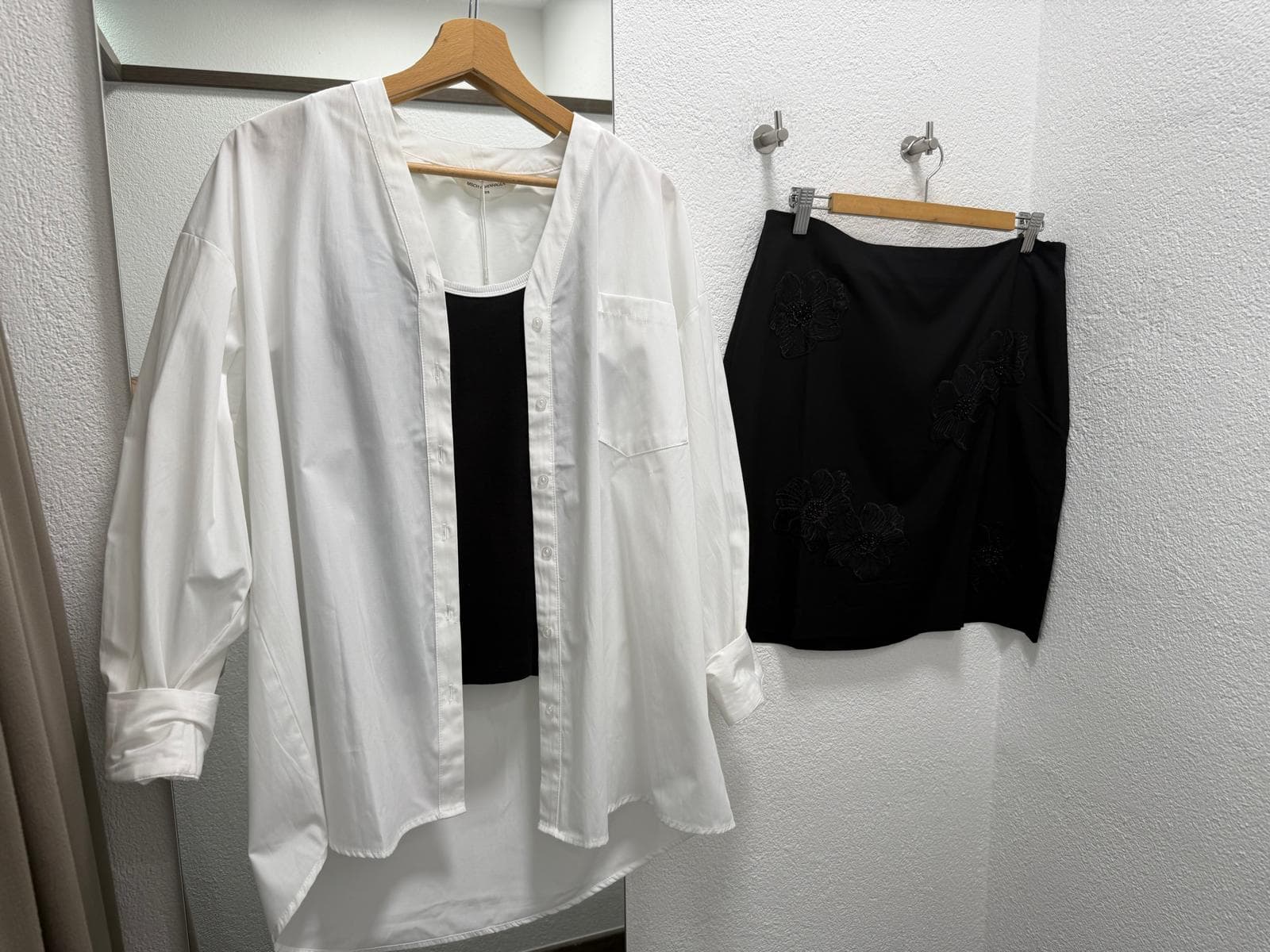 Femininer Blusen-Look mit Top und schwarzem Rock bei DRESS by Manu